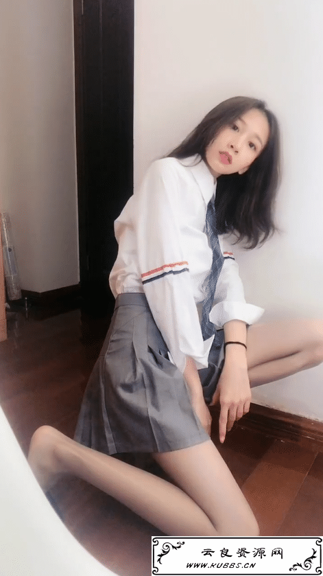 <span style='color:#FFFFFF'>学生制服的清新美女, 颜值很高!</span>